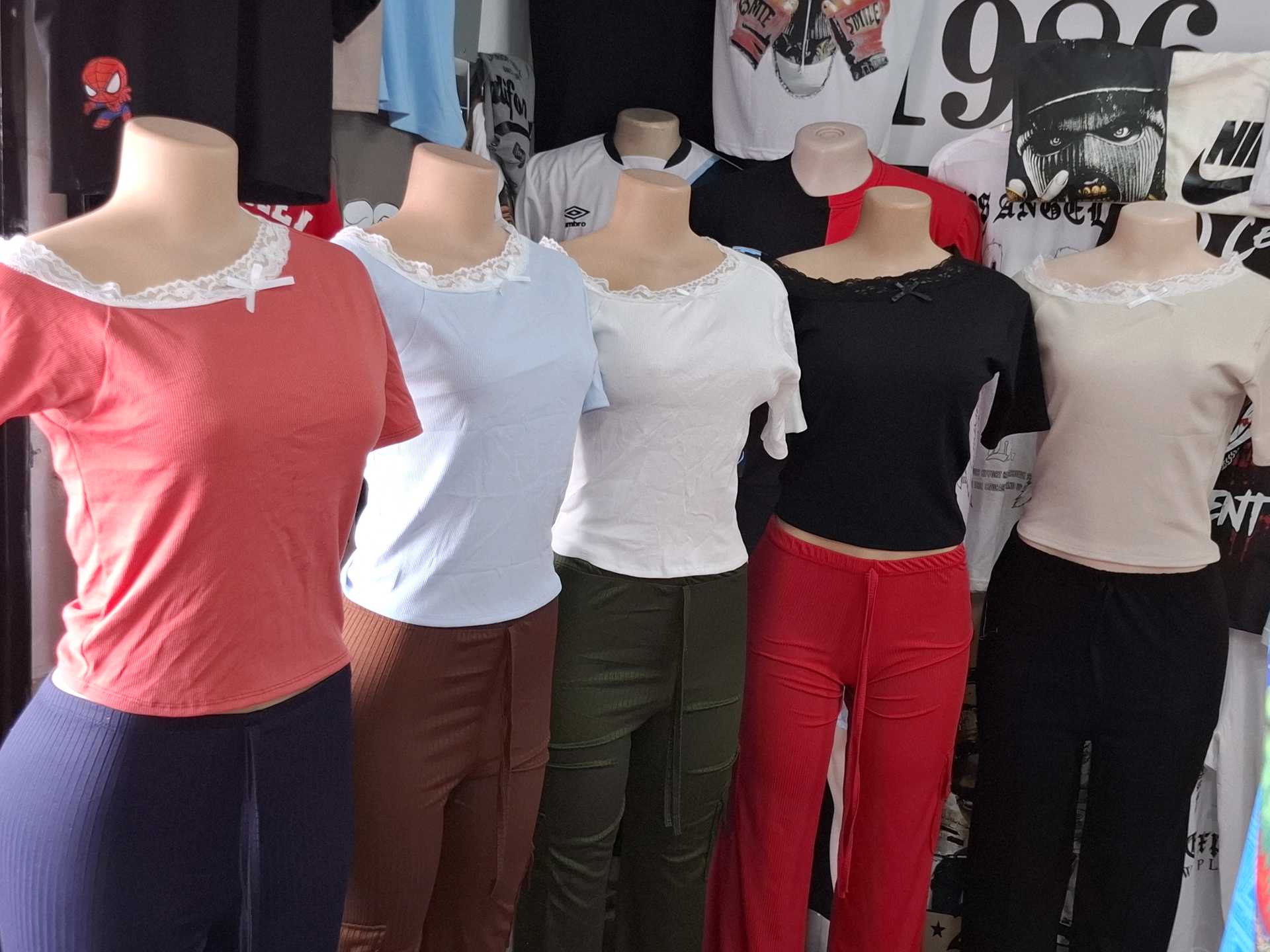 Blusa hombro caído encaje 