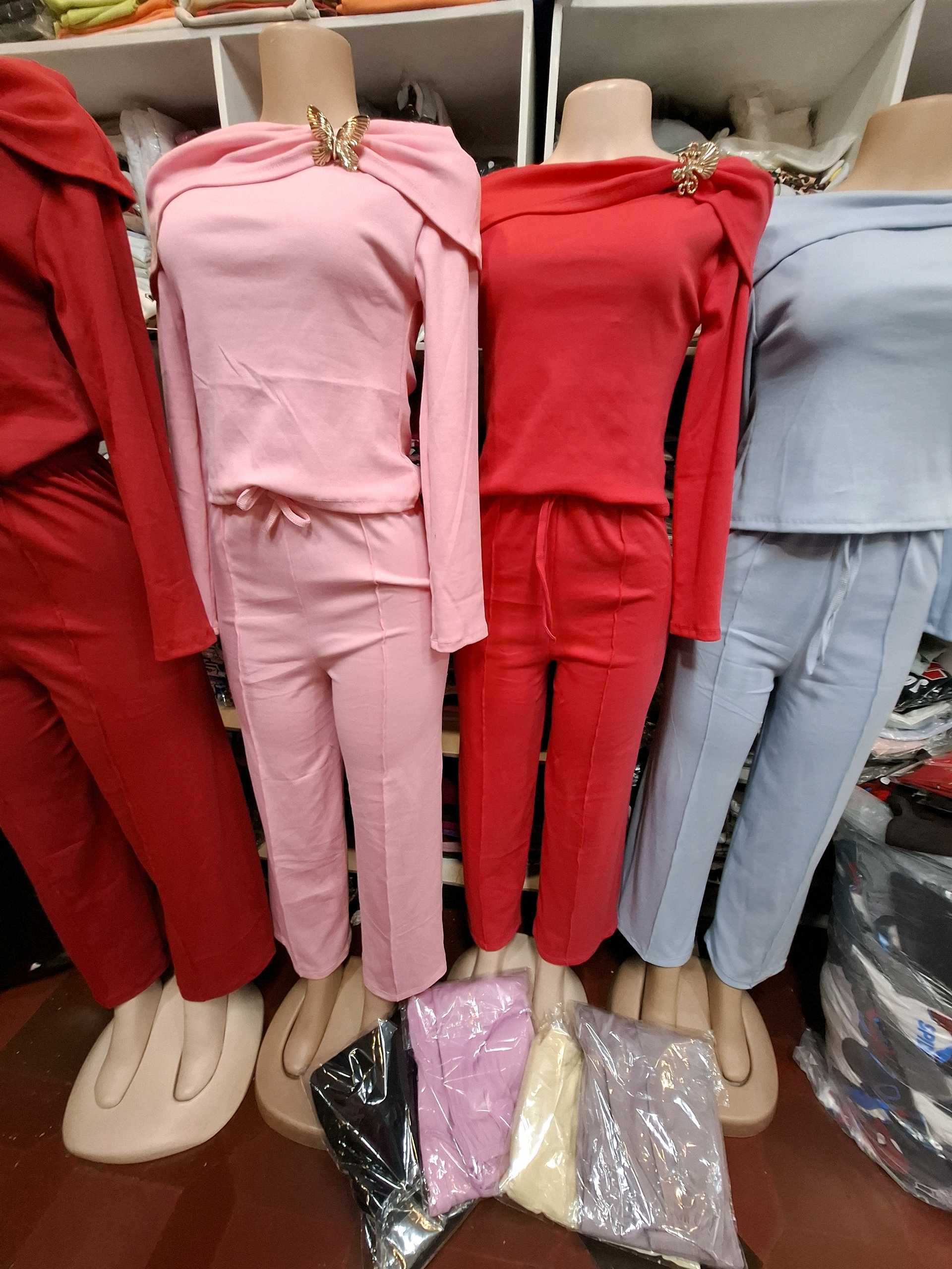 Traje pantalon pinzas blusa straple M/larga broche 