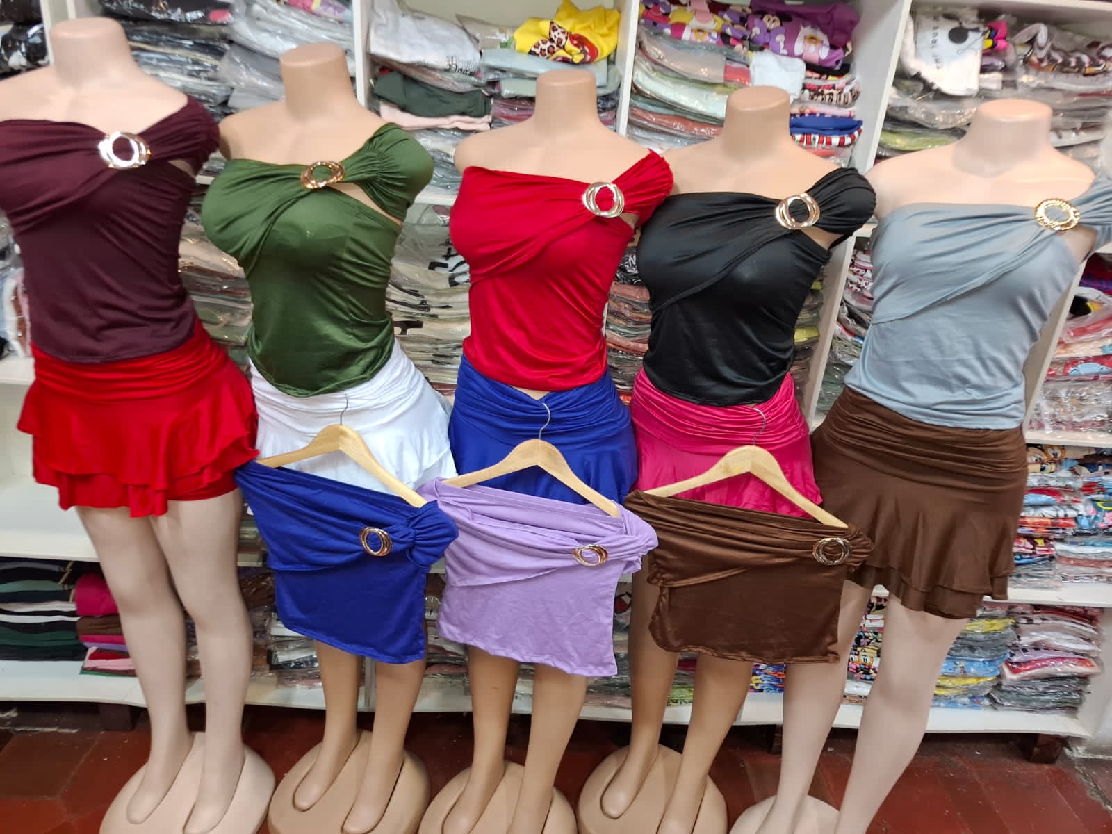 Blusa hombro caído con broches 