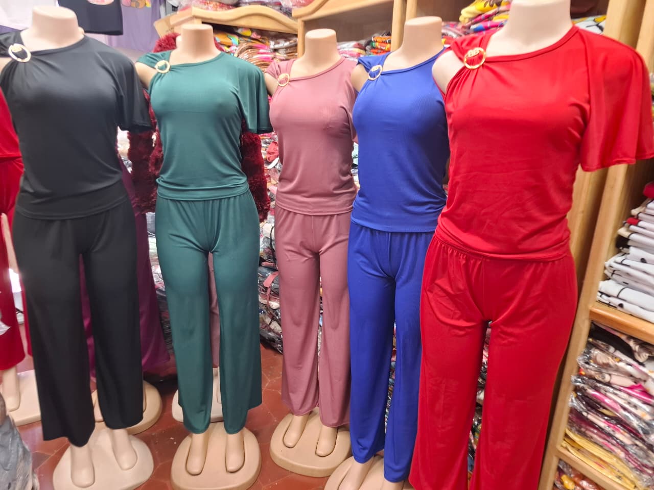 Traje 1 manga corta y broche 
