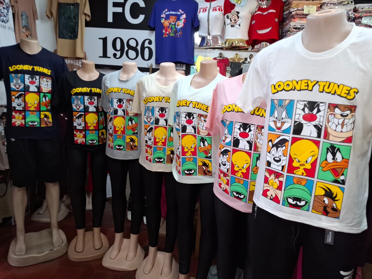 Over looney tunes caras 