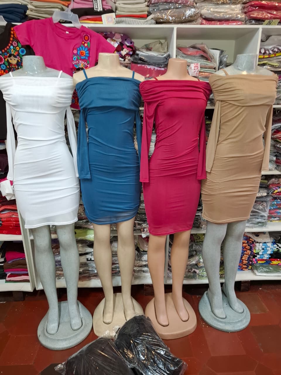 Vestido straple con tirantes y m/largas con maya 