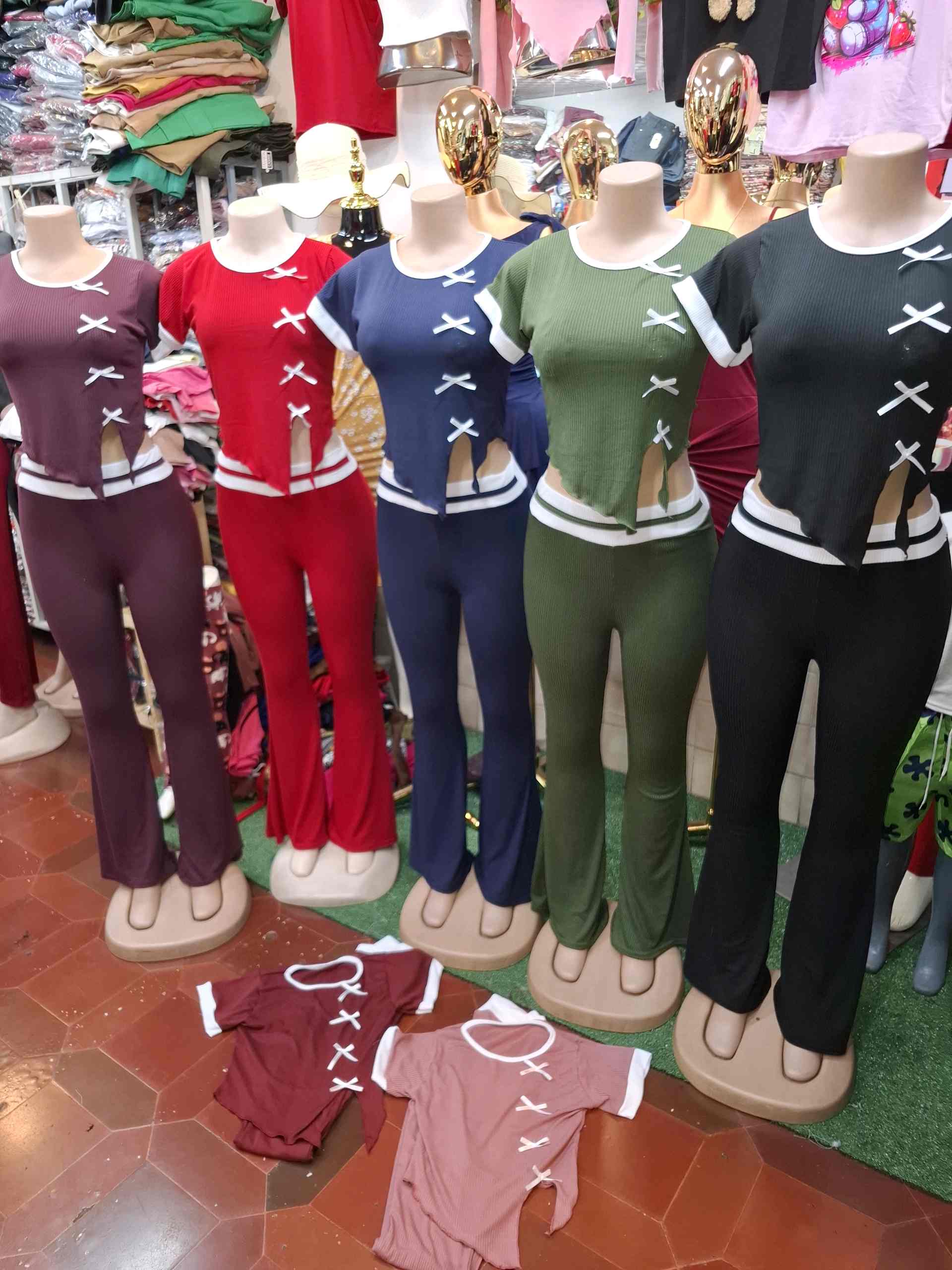 Traje flare y blusa Moños picos abiertos 