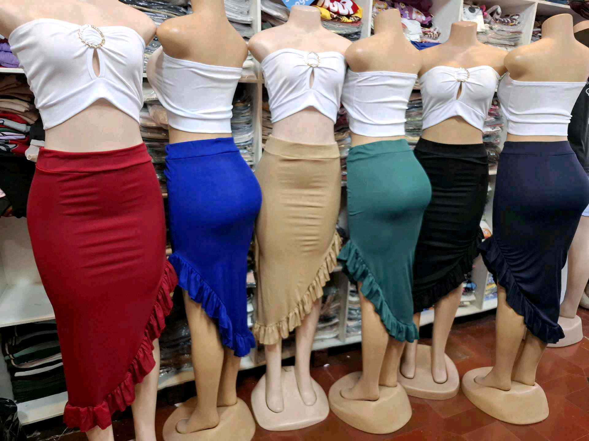 Traje falda vuelos y top blanco argolla