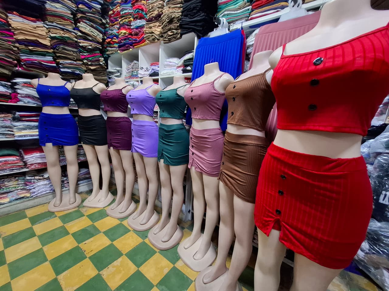 Traje botones  falda corta y top 