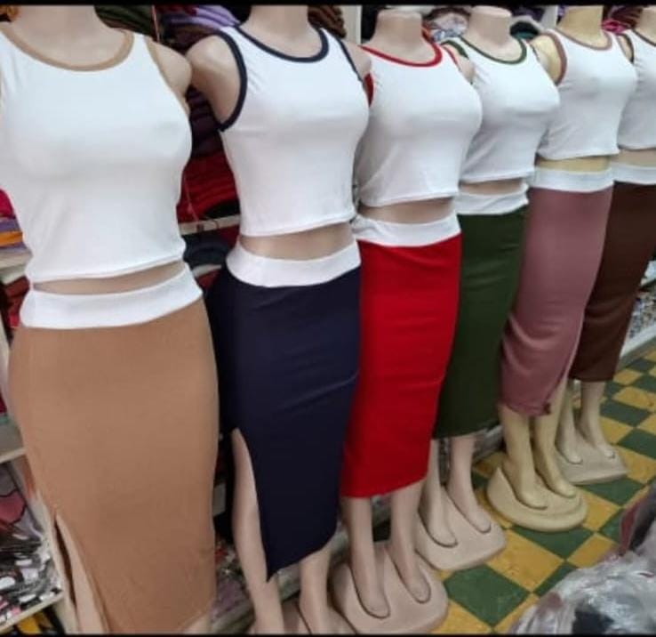 Traje acanalado falda larga con pijazo  y camiseta blanca 