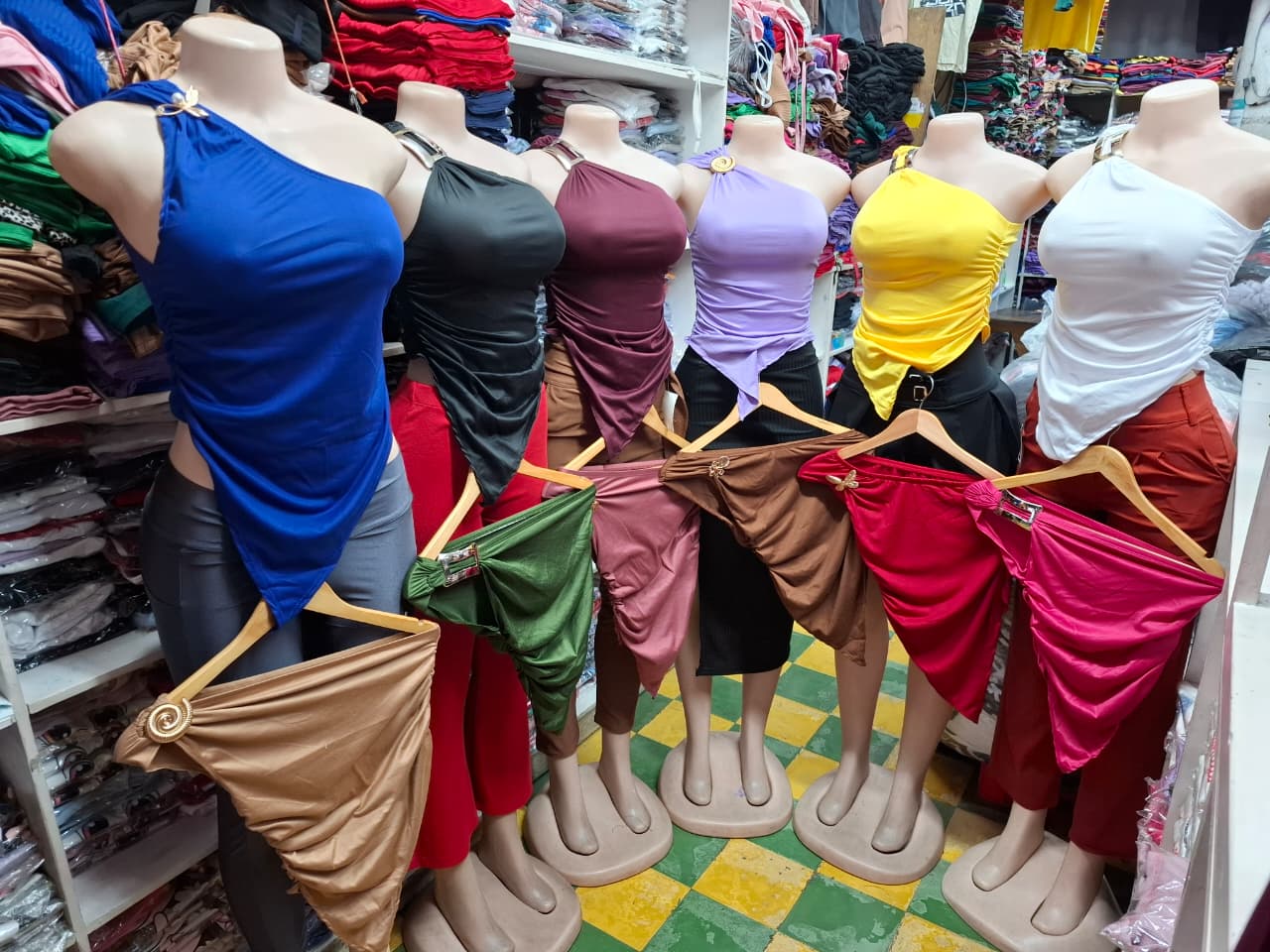 Blusa Asimétrica con Broche 