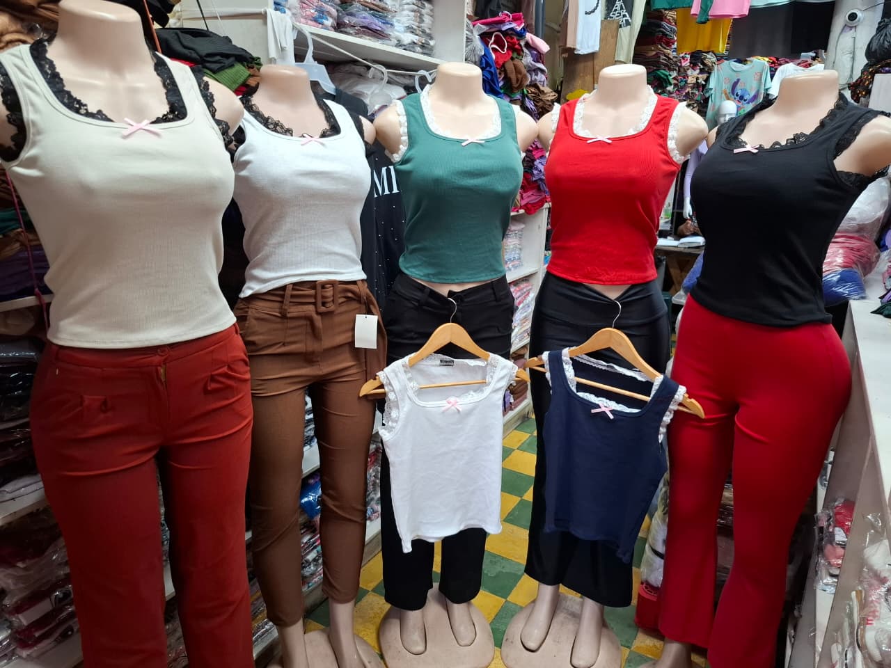 Camiseta con Moño y Encaje