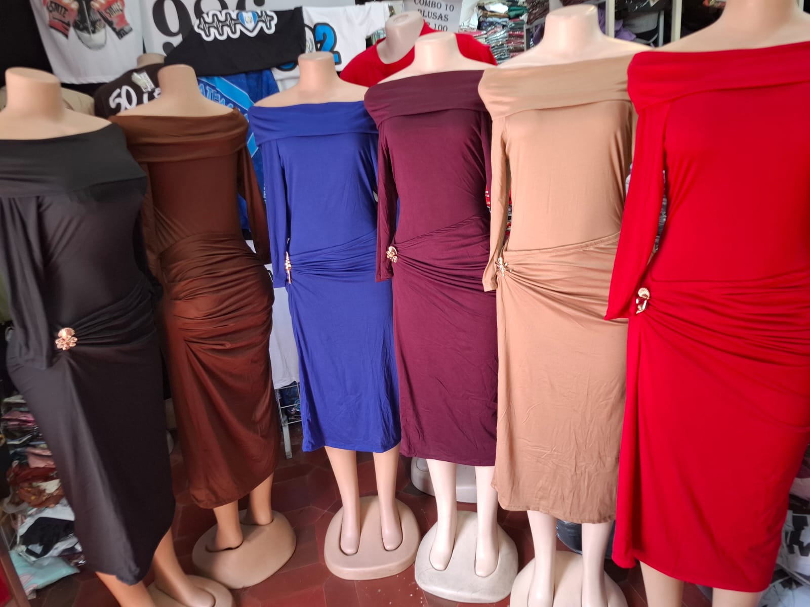 Vestido M/larga broche a un lado 